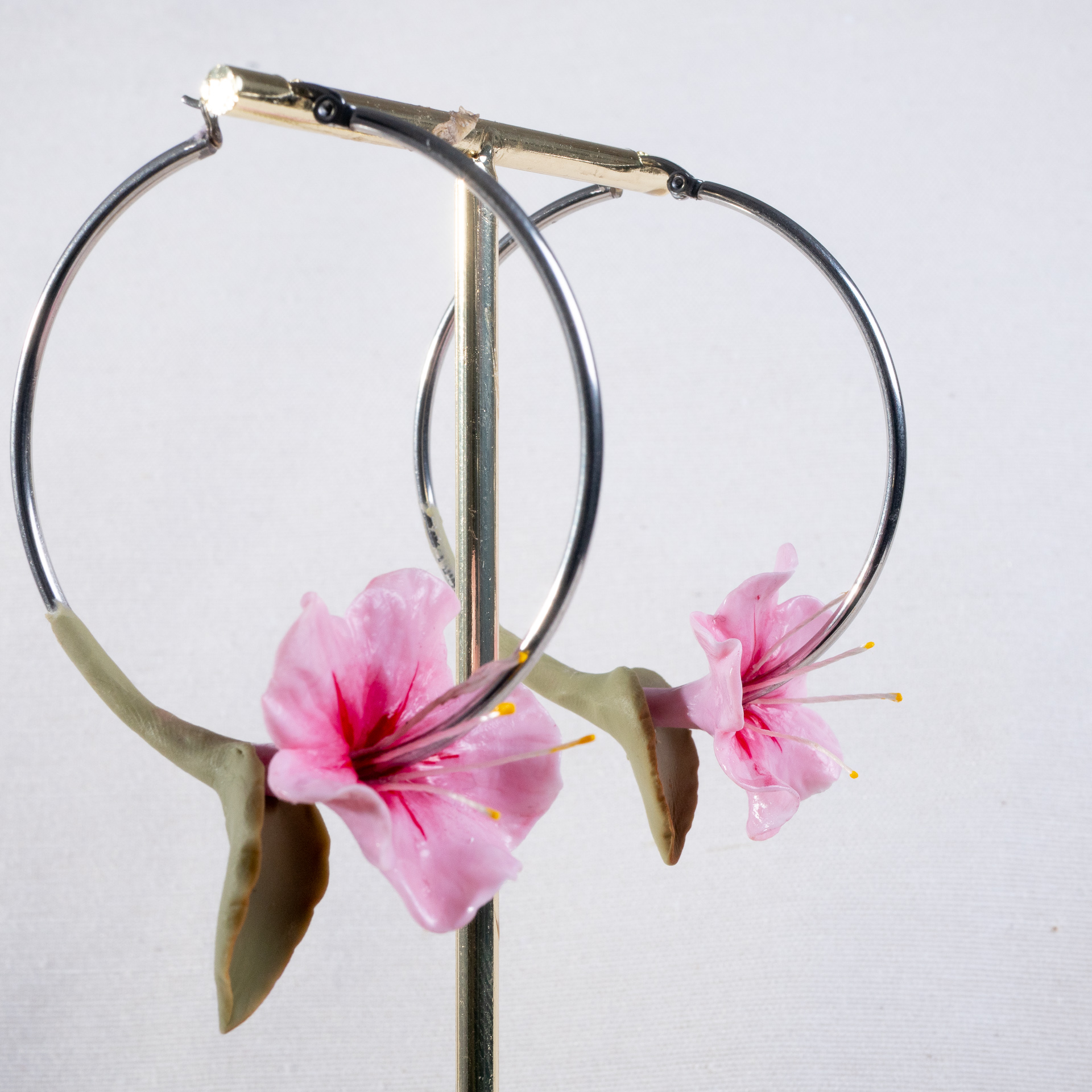 a pair of earrings with flowers